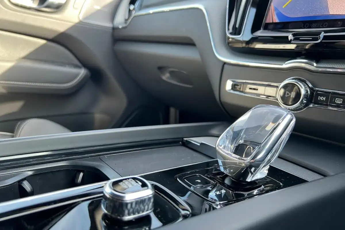 2024-volvo-xc60-20-b5-plus-black-edition-big-12