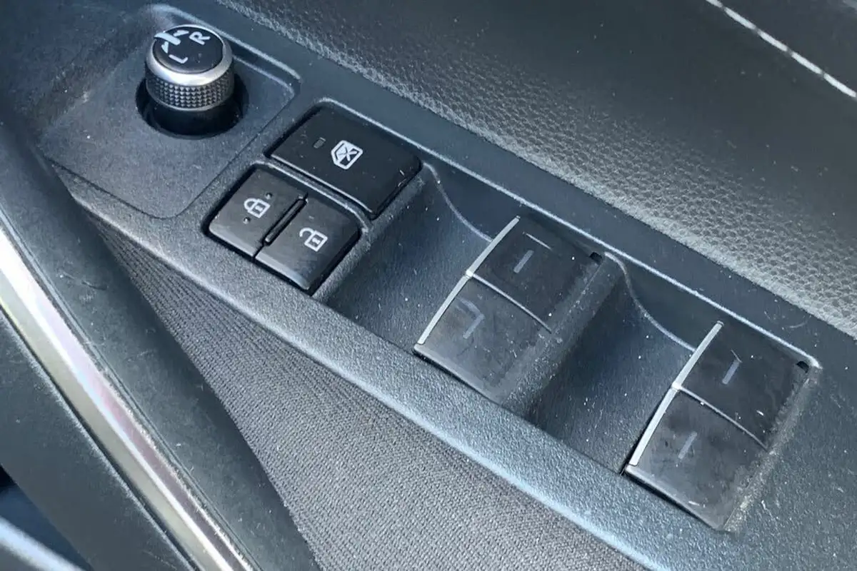 2022-toyota-corolla-18-vvt-i-icon-tech-spare-wheel-touring-sports-5d-big-20
