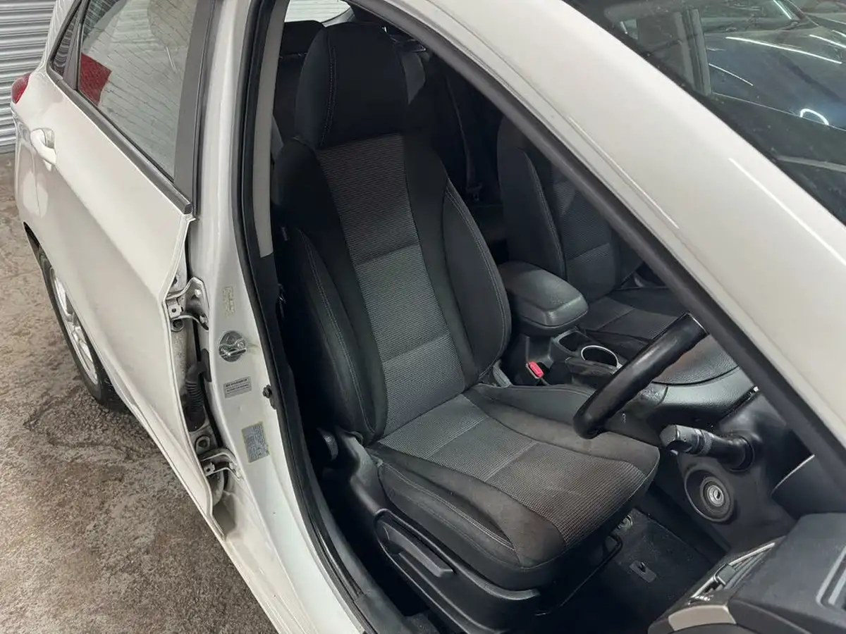 2015-hyundai-i30-14-active-5d-big-12
