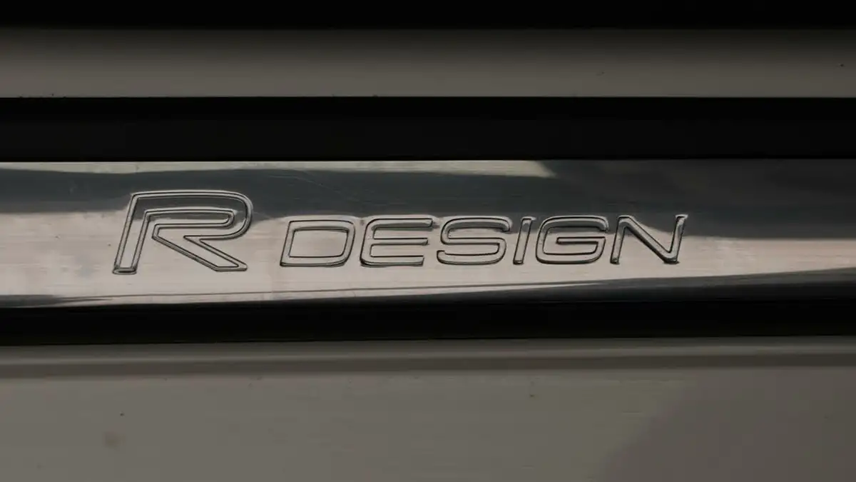 2019-volvo-v40-20-t2-r-design-big-24