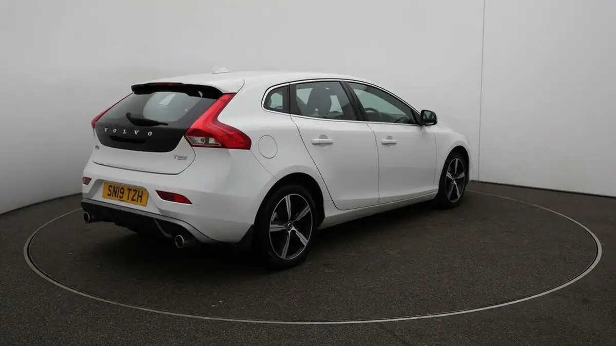 2019-volvo-v40-20-t2-r-design-big-52