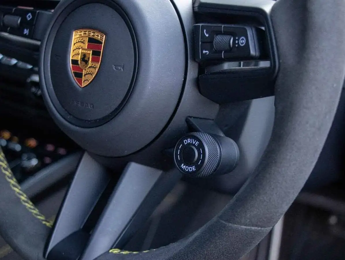 2022-porsche-911-40-gt3-rwd-big-24