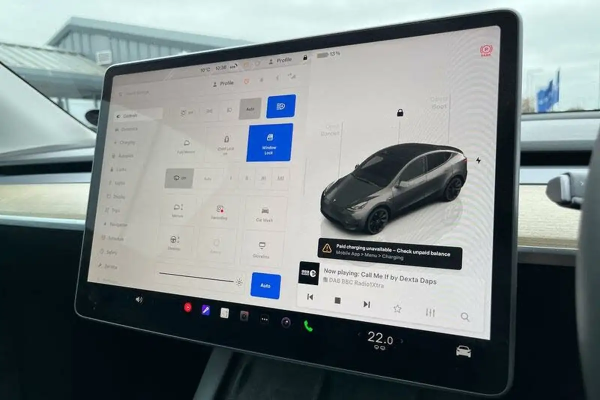 2022-tesla-model-y-e-long-range-big-28