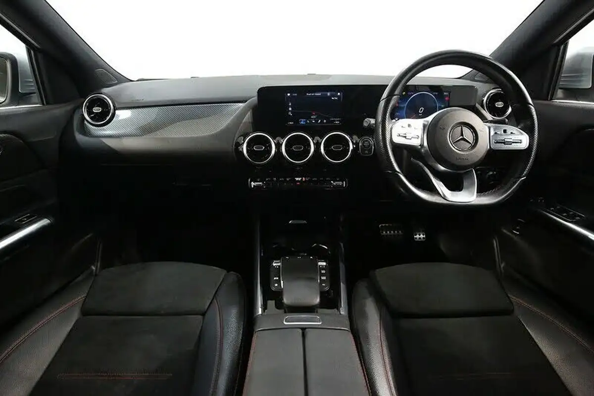 2020-mercedes-benz-gla-class-13-gla-200-amg-line-big-1