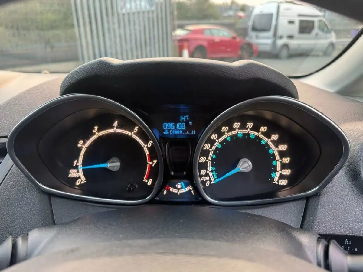 2013-ford-fiesta-125-zetec-5d-big-27
