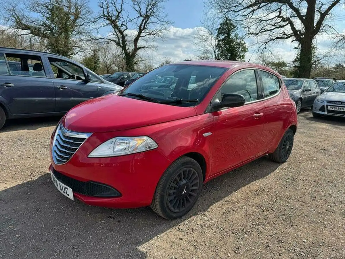 2014-chrysler-ypsilon-12-silver-big-3
