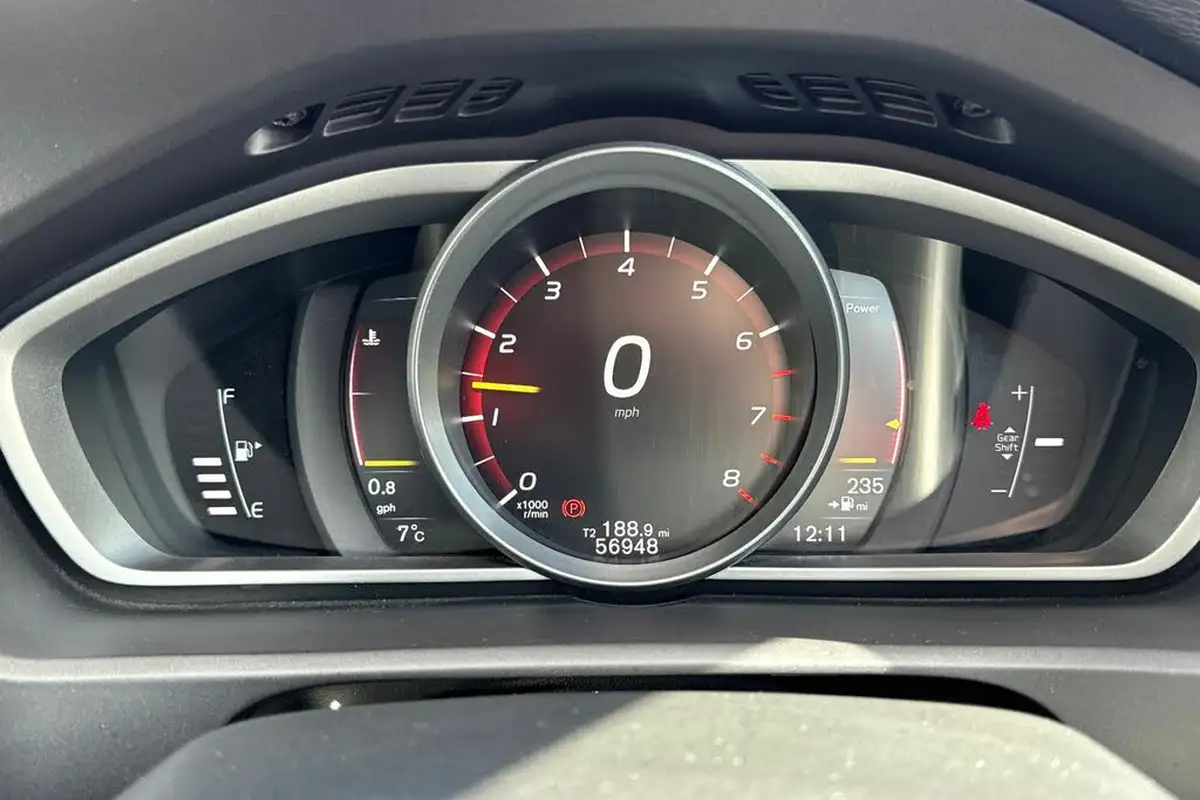 2018-volvo-v40-20-t3-inscription-big-6