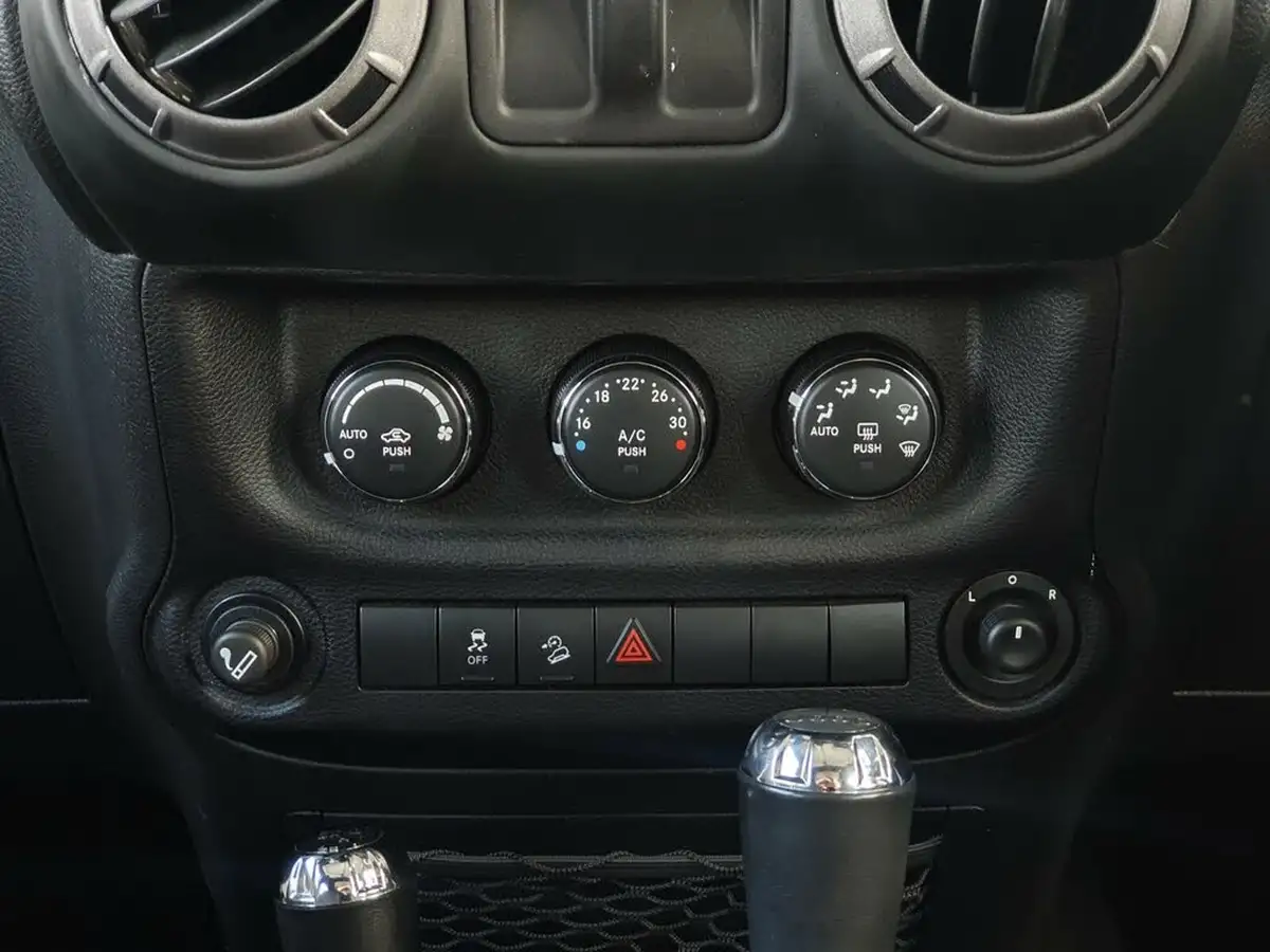 2015-jeep-wrangler-big-16