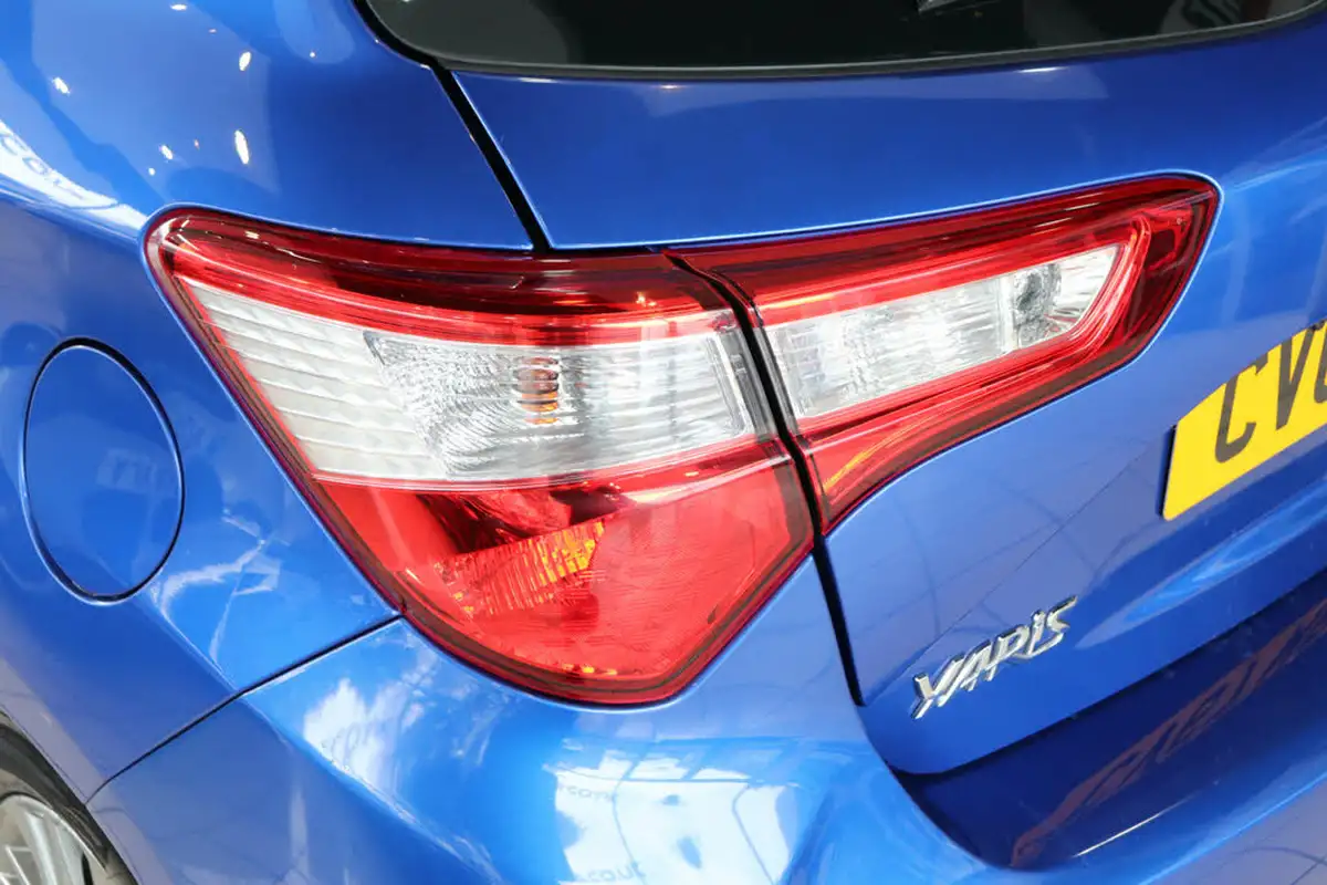 2017-toyota-yaris-15-vvt-i-icon-navi-hybrid-big-66