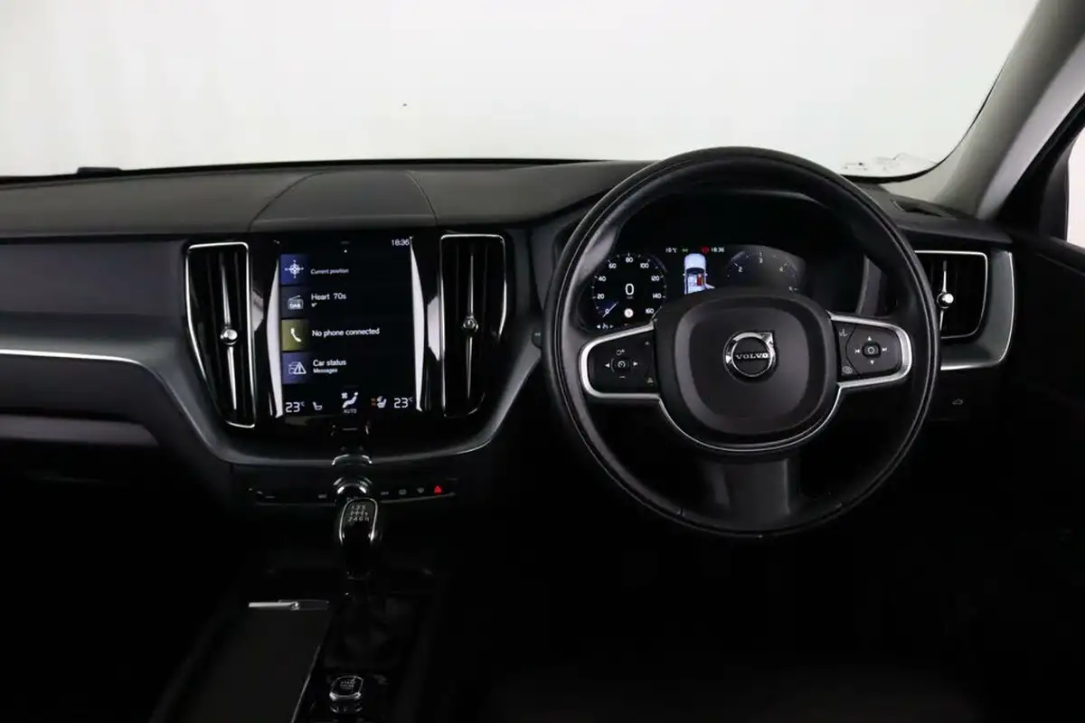 2018-volvo-xc60-20td-d4-momentum-4x4-big-15