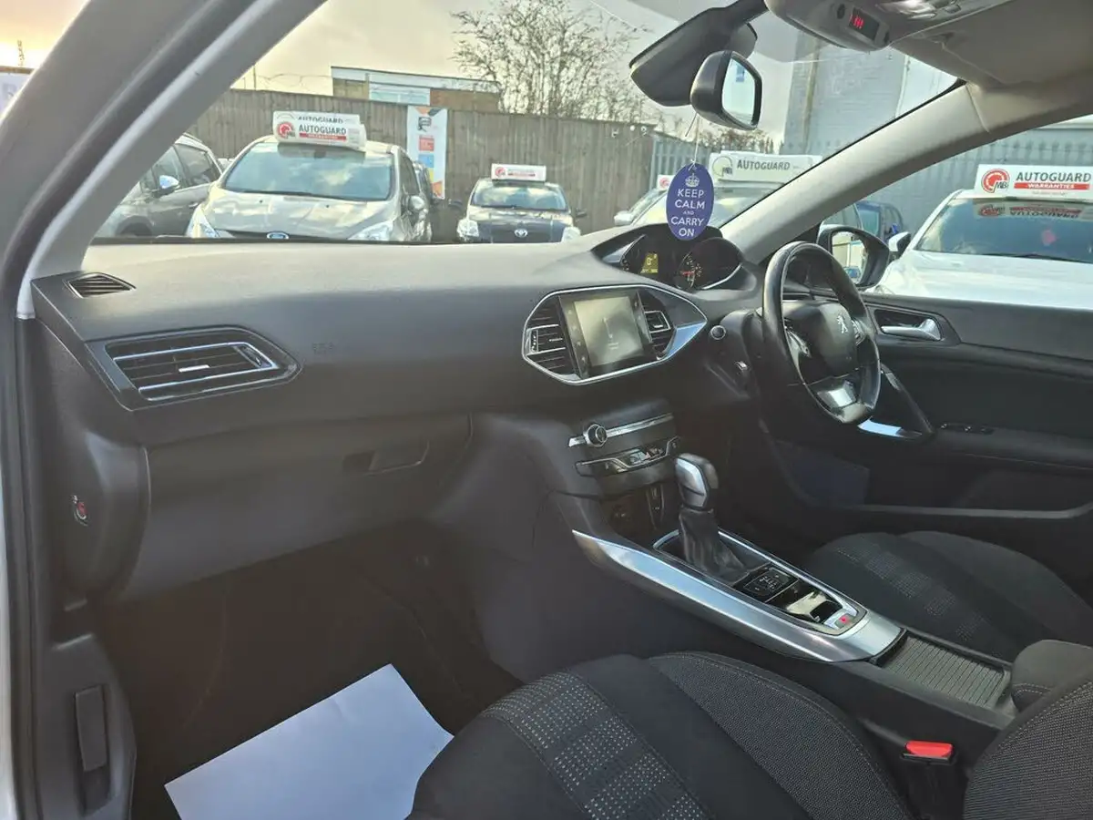2016-peugeot-308-sw-12-puretech-allure-130bhp-eat6-big-40