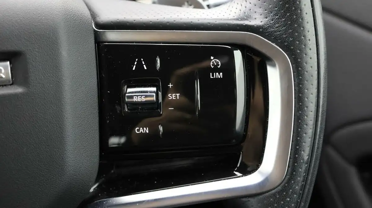 2022-land-rover-range-rover-evoque-15-p300e-r-dynamic-s-big-22
