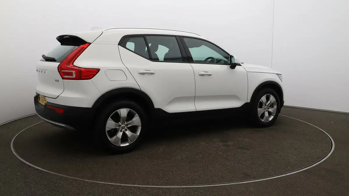 2020-volvo-xc40-20-b4-momentum-big-44