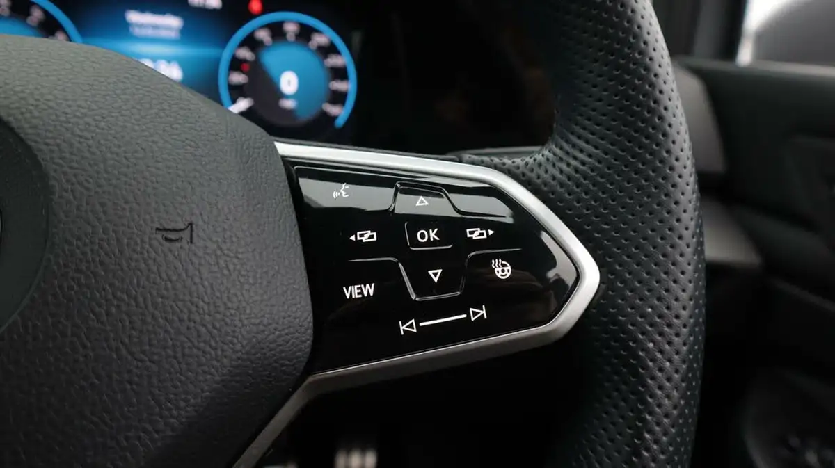 2022-volkswagen-golf-15-tsi-r-line-150ps-hatchback-big-27