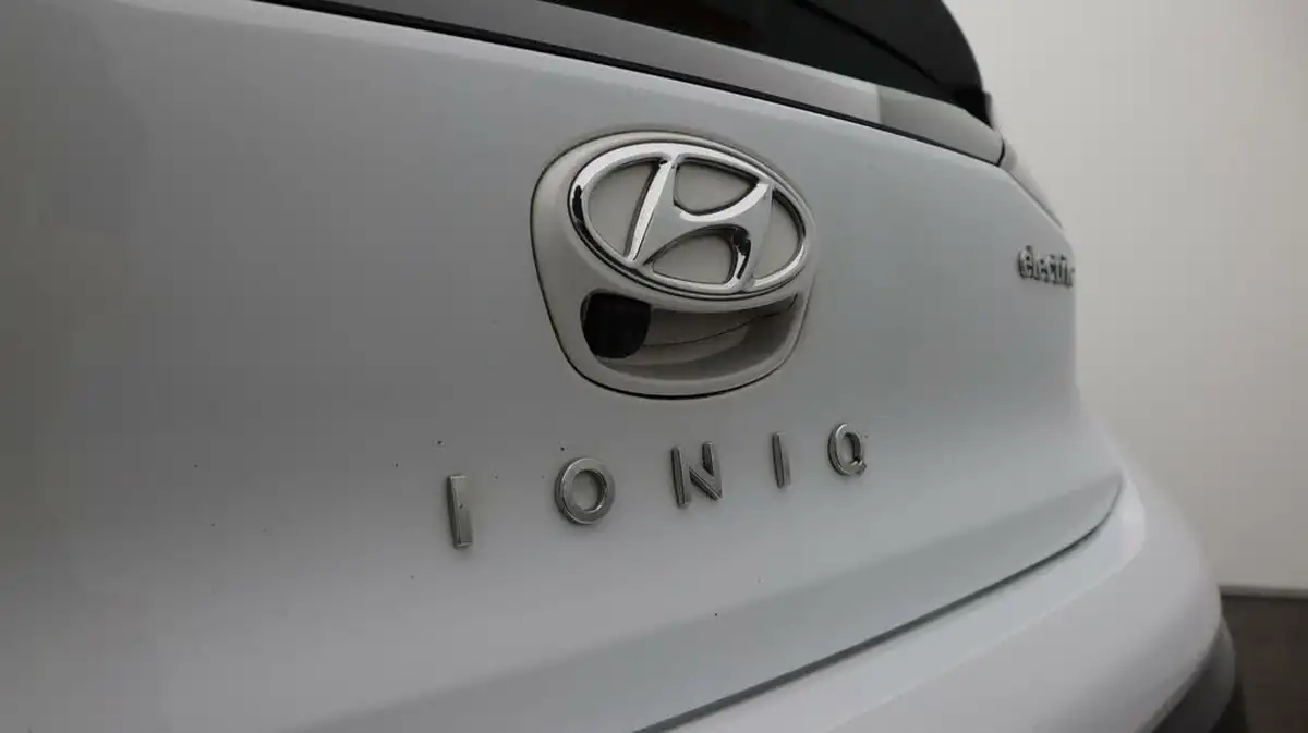 2022-hyundai-ioniq-e-premium-electric-big-22