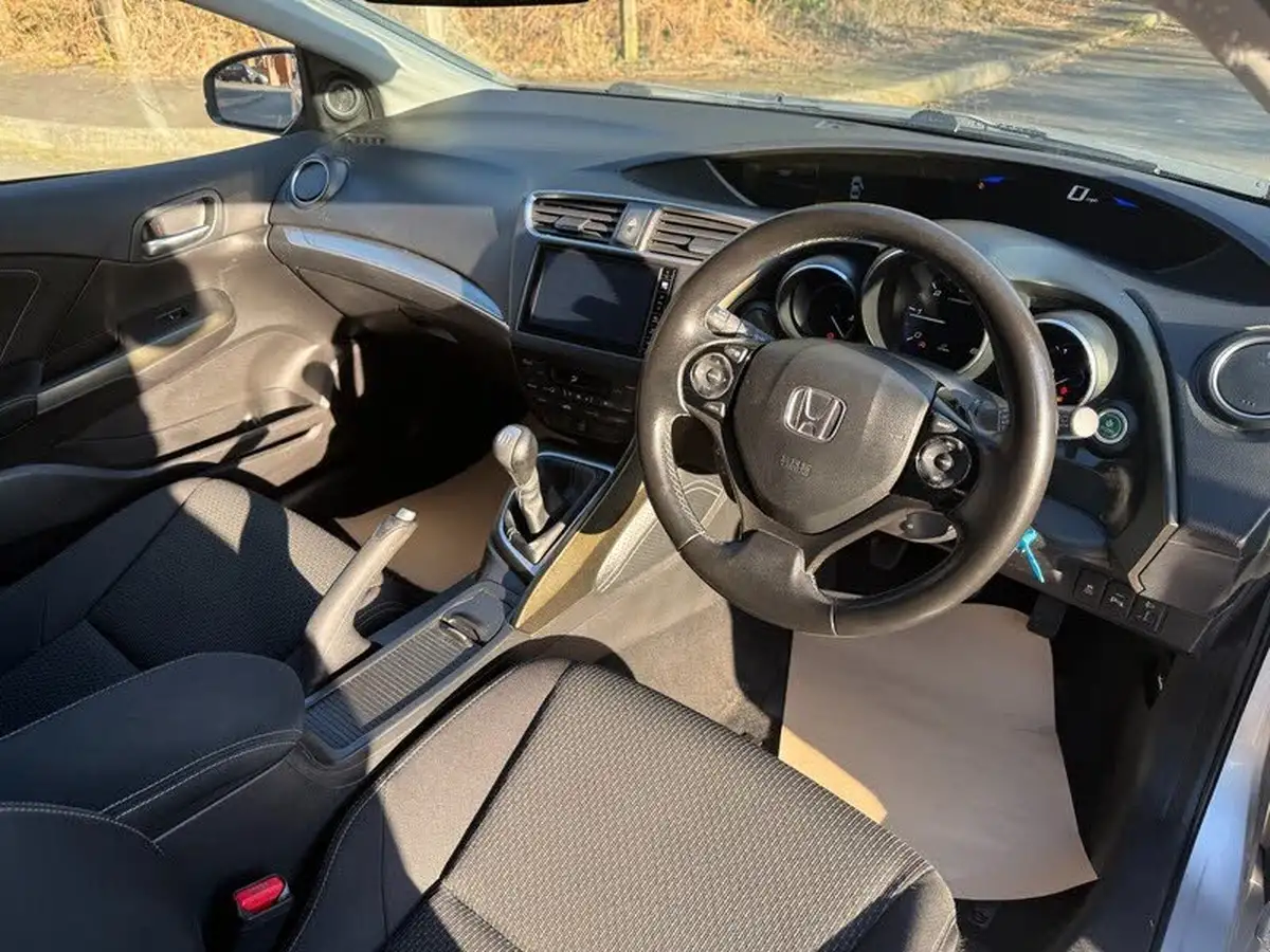 2015-honda-civic-16-i-dtec-se-plus-honda-connect-hatchback-big-7