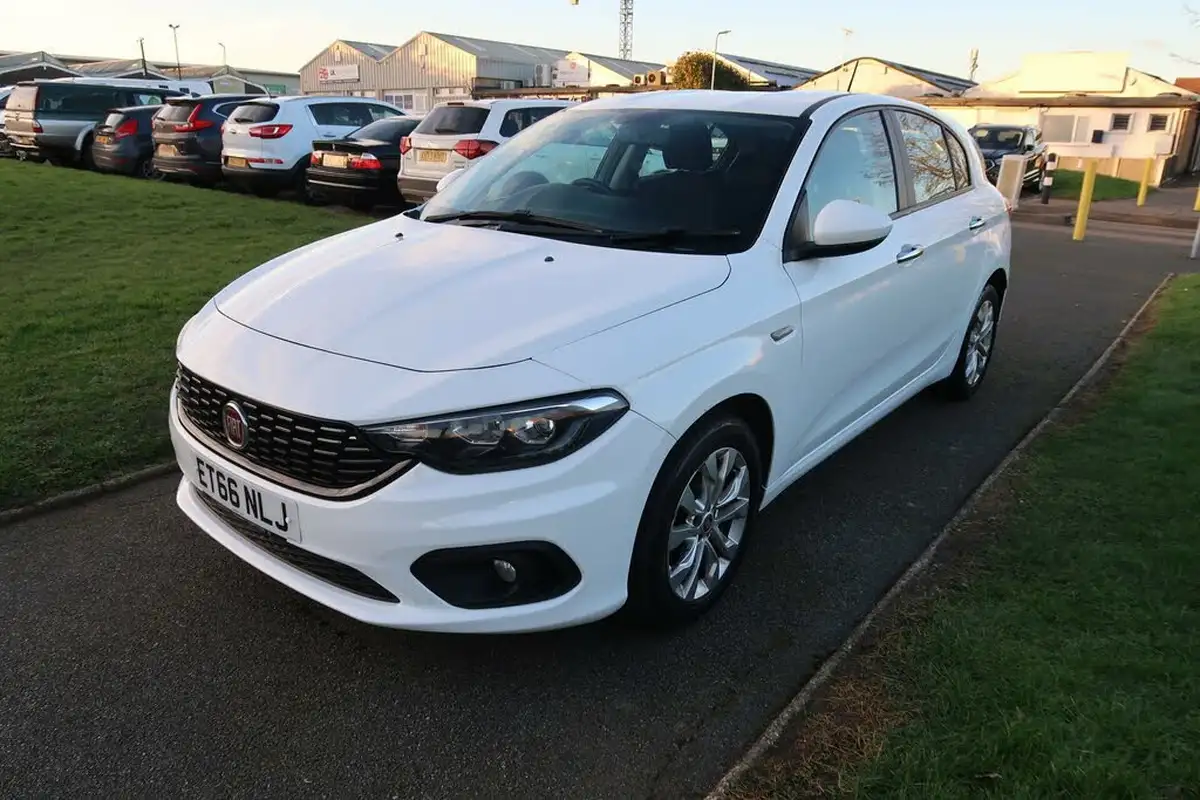 2017-fiat-tipo-14-easy-plus-hatchback-big-6