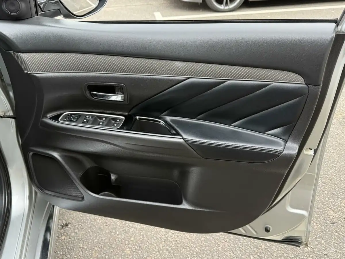 2020-mitsubishi-outlander-24-dynamic-phev-big-36