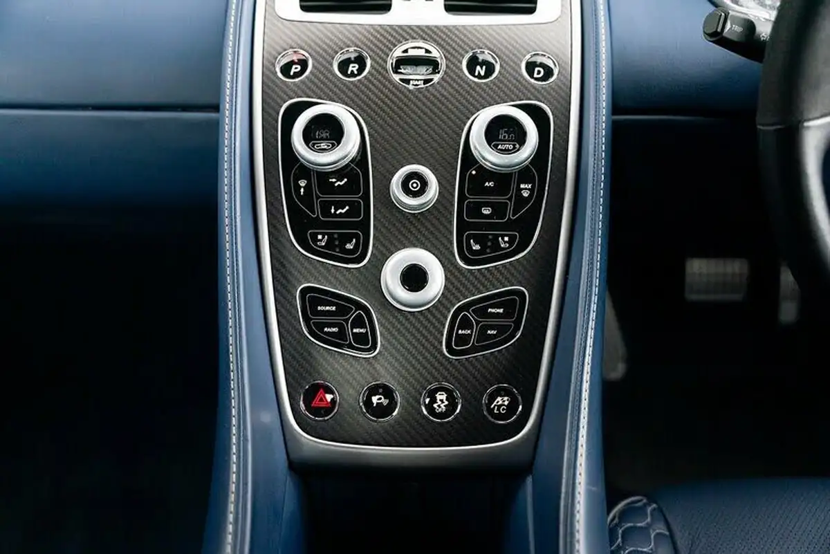 2015-aston-martin-vanquish-59-22-big-38