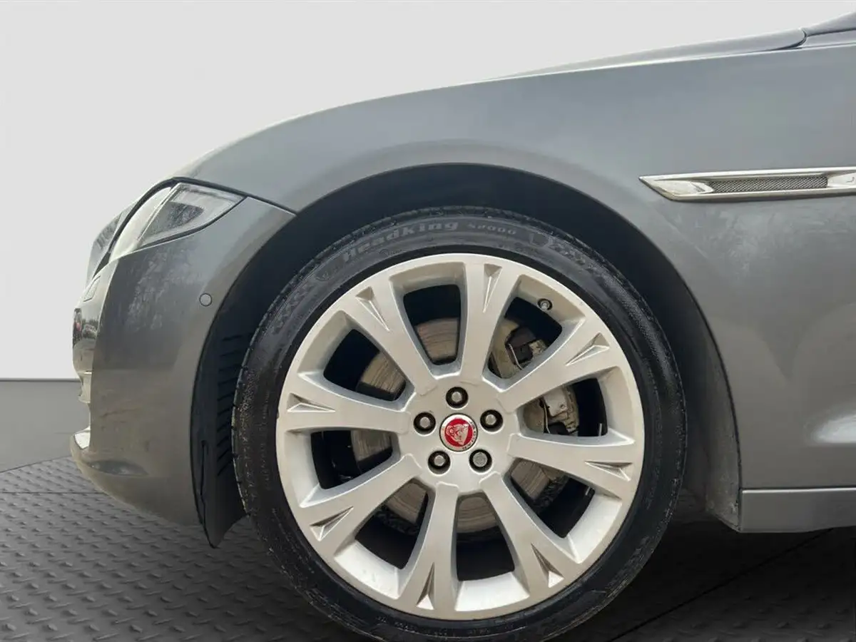 2017-jaguar-xj-series-30td-xj-portfolio-swb-big-13
