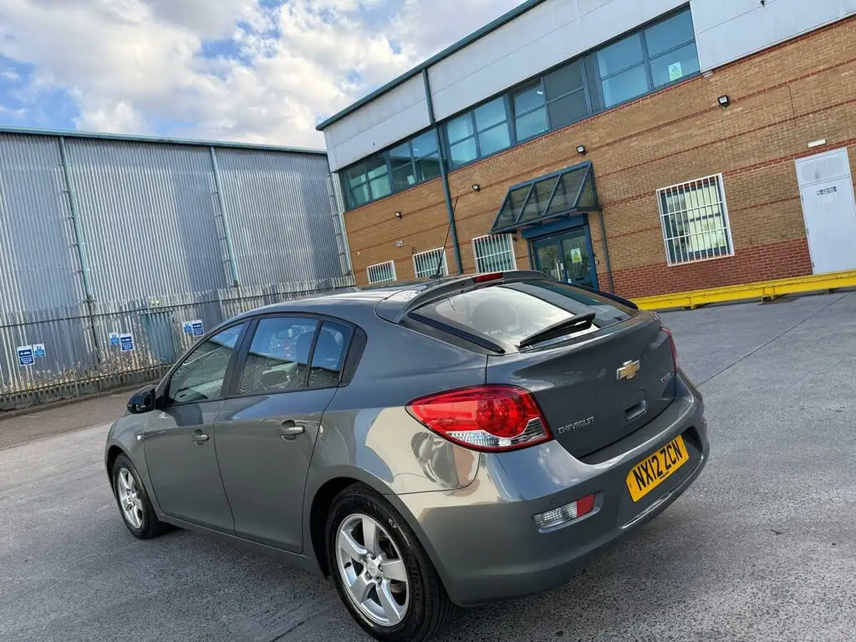 2012-chevrolet-cruze-16-lt-hatchback-auto-big-1