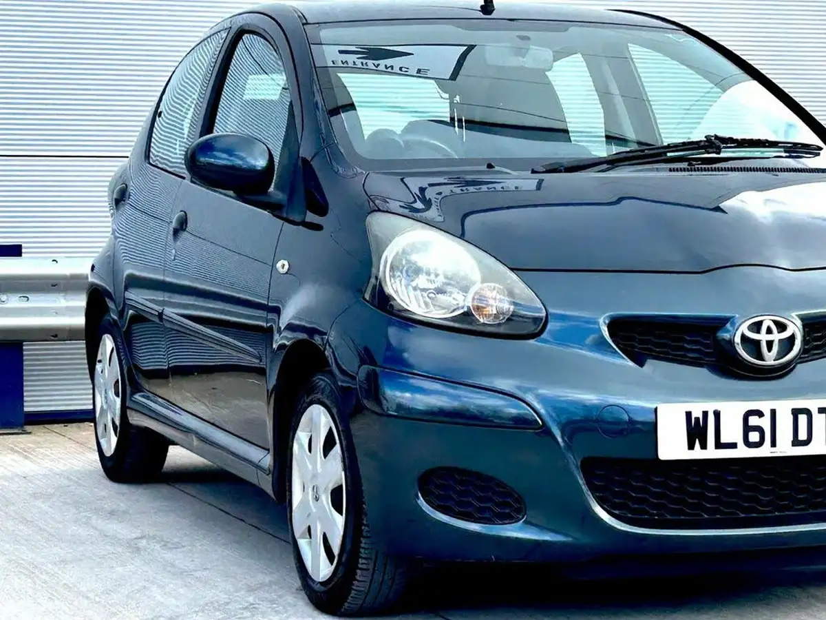2011-toyota-aygo-10-aygo-ice-5d-big-6