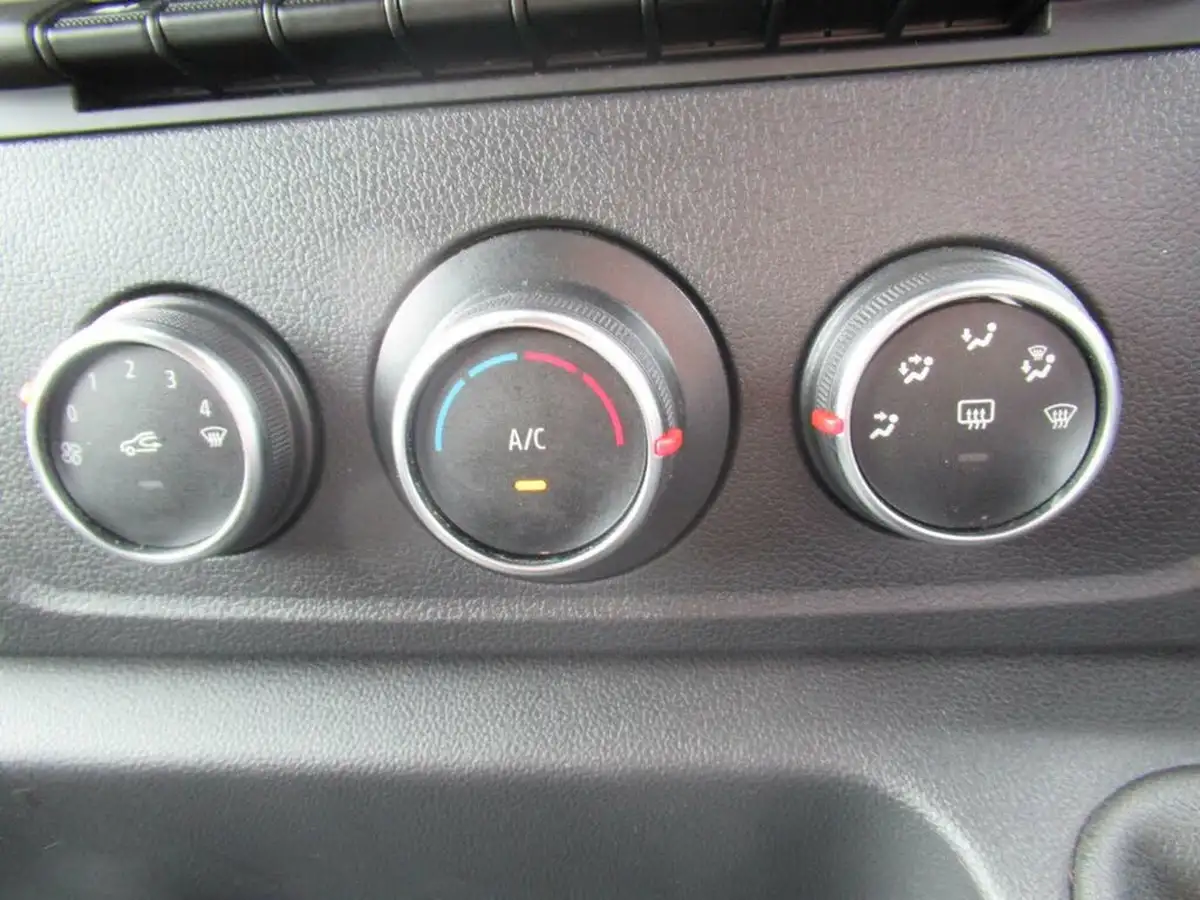2022-renault-master-23dci-lm35-135-business-panel-big-18