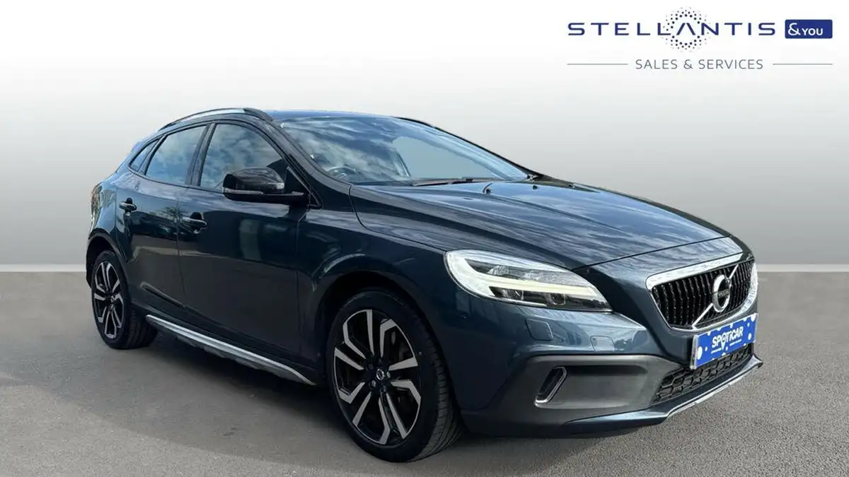 2017-volvo-v40-15-t3-cross-country-pro-big-0