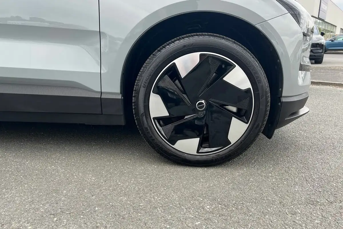 2024-volvo-ex30-e-twin-plus-big-4