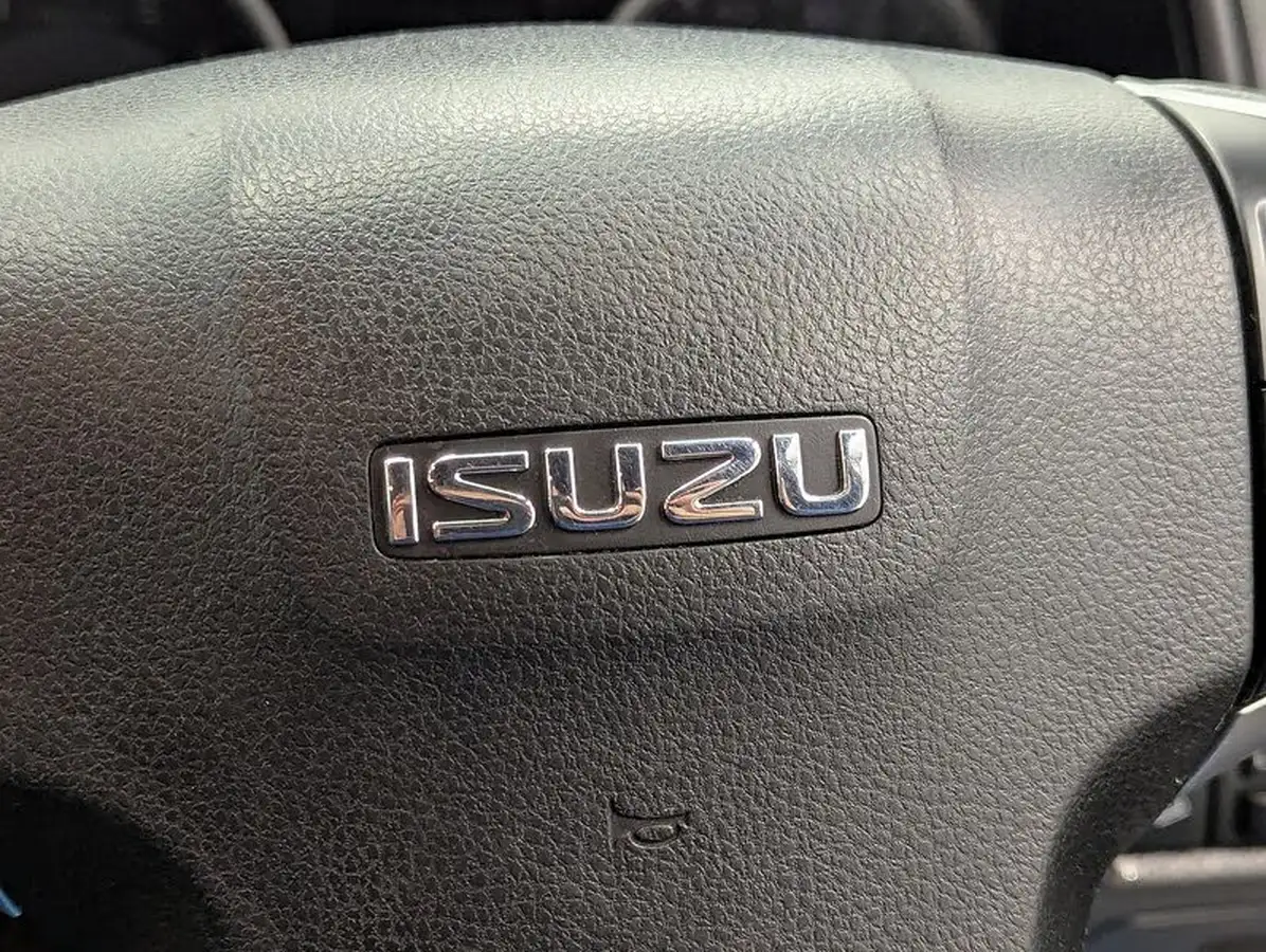 2018-isuzu-d-max-19td-blade-big-18