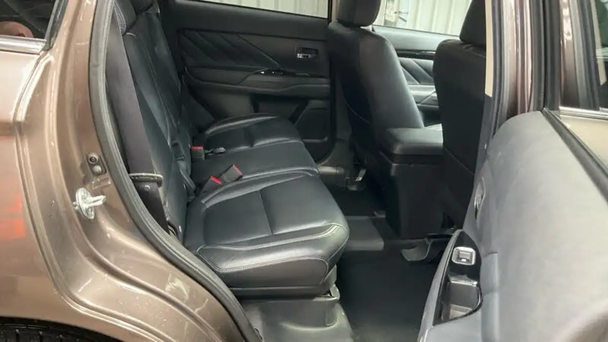 2015-mitsubishi-outlander-20-gx4h-phev-big-6