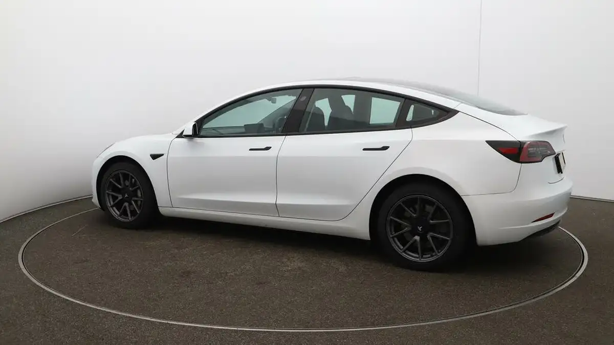 2022-tesla-model-3-e-rwd-big-38