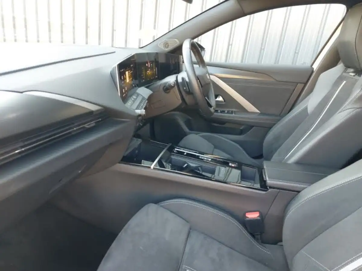2023-vauxhall-astra-16-gse-180ps-hatchback-big-4