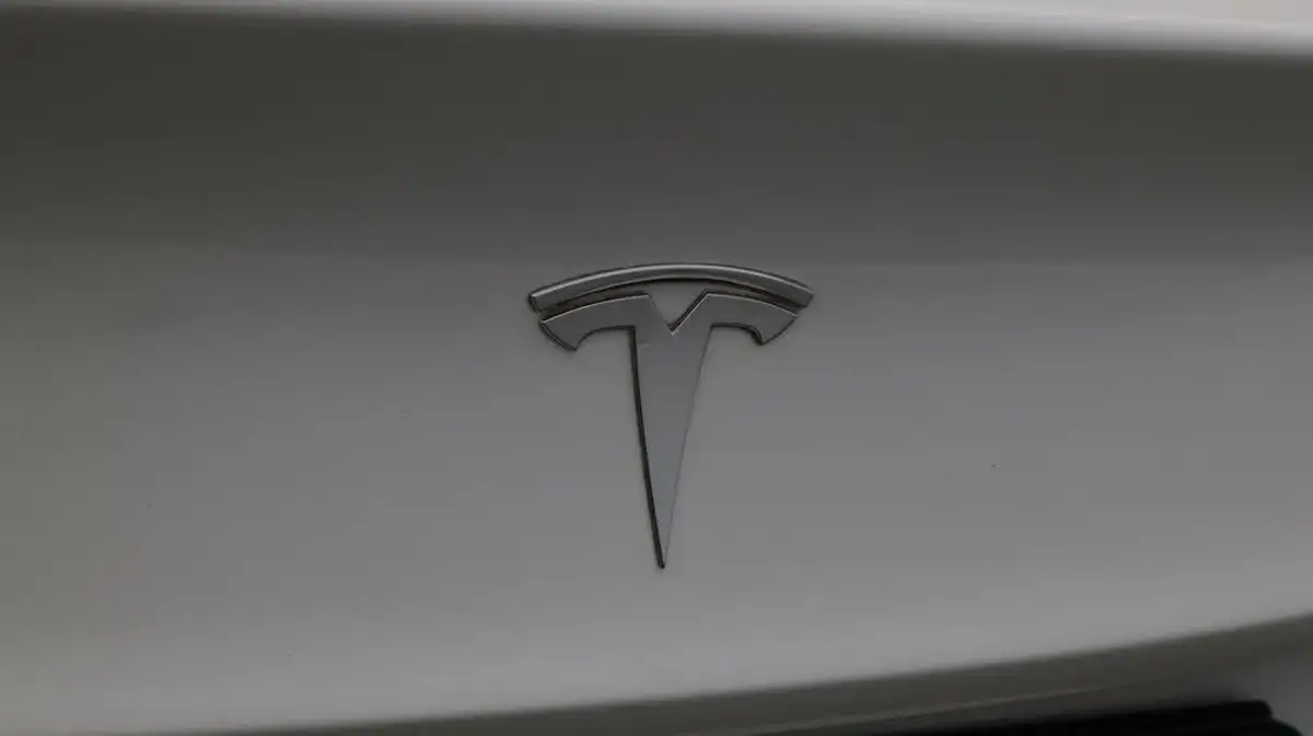 2022-tesla-model-3-e-rwd-big-21