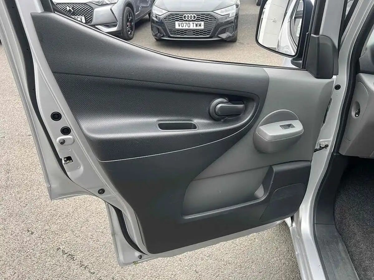 2019-nissan-env200-e-acenta-panel-van-auto-big-17