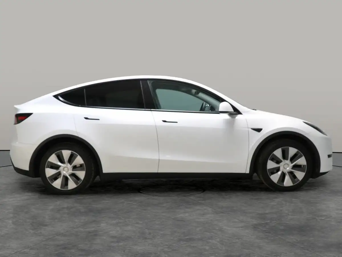 2023-tesla-model-y-e-rwd-big-10