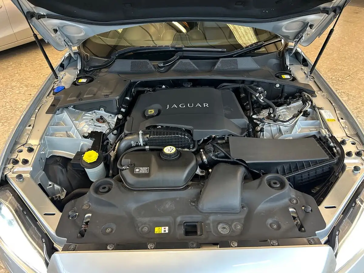 2012-jaguar-xj-series-30td-xj-portfolio-swb-ss-big-34
