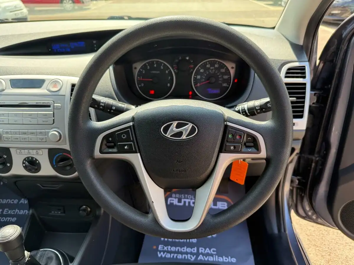 2011-hyundai-i20-12-comfort-3d-big-23