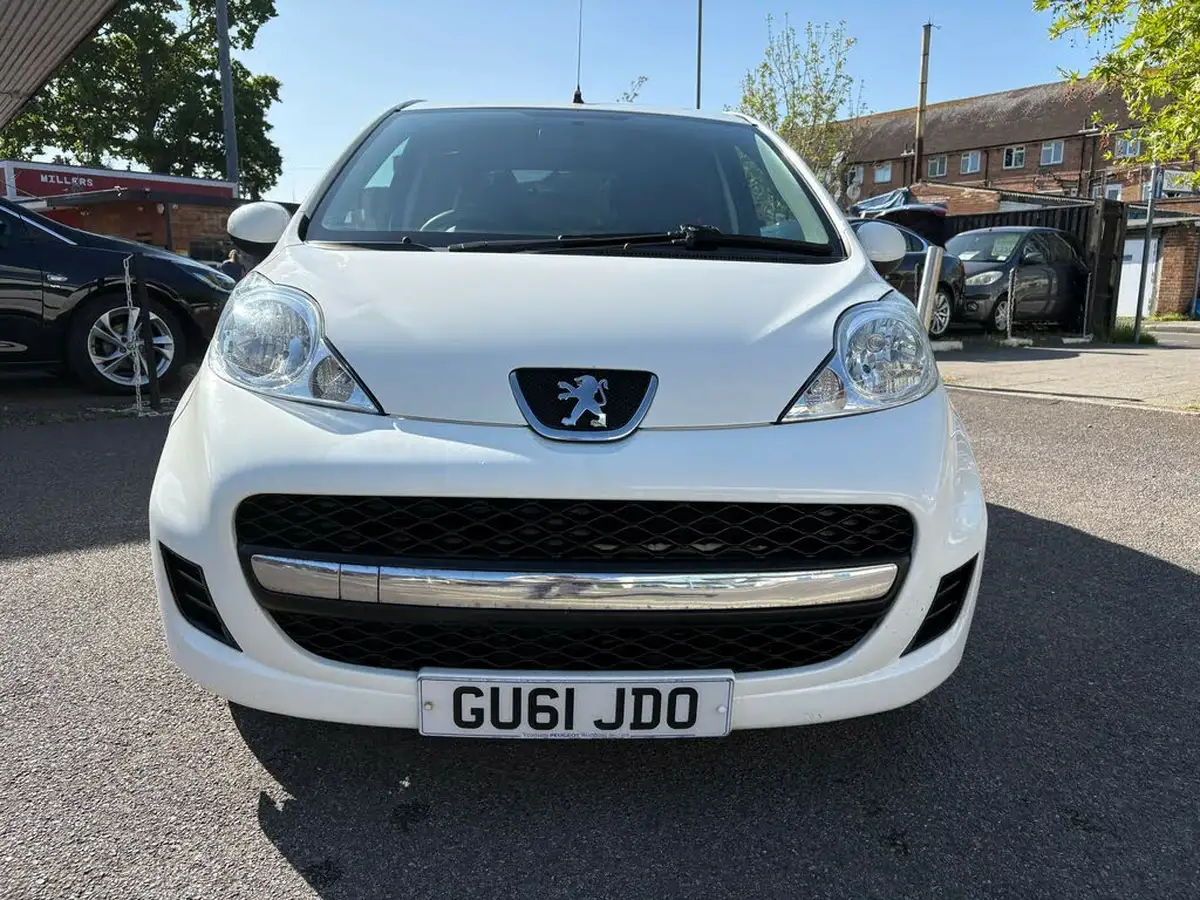 2011-peugeot-107-10-sportium-3d-big-1