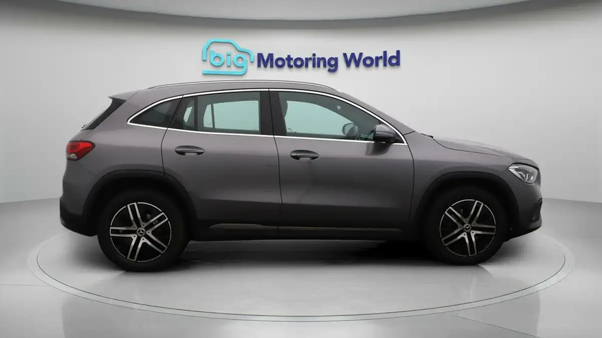 2021-mercedes-benz-gla-class-13-gla-200-sport-executive-big-8