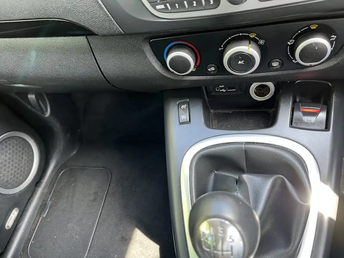 2011-renault-grand-scenic-19td-dynamique-tom-tom-big-8