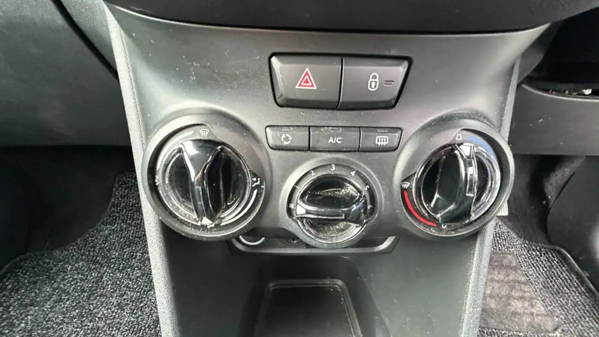 2014-peugeot-208-12-active-vti-3d-big-18