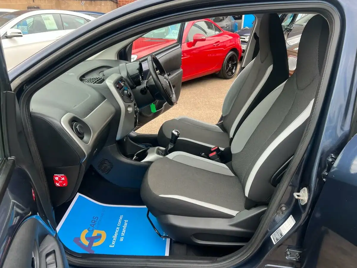 2016-toyota-aygo-10-vvt-i-x-play-68bhp-5d-big-3