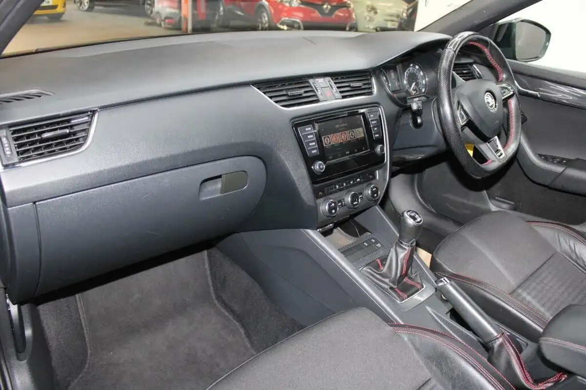 2016-skoda-octavia-20tdi-vrs-estate-big-27