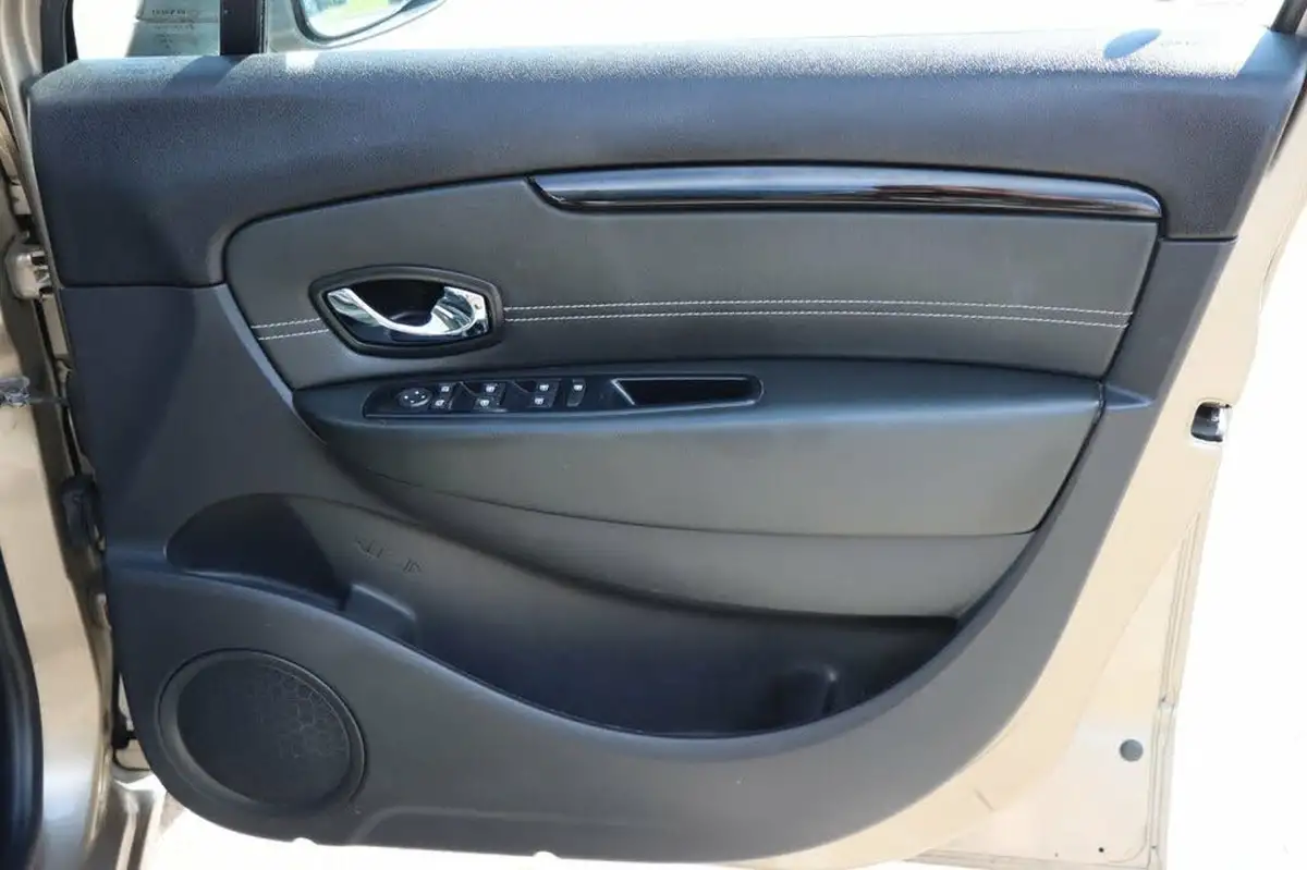 2014-renault-scenic-15td-dynamique-tom-tom-energy-ss-big-25