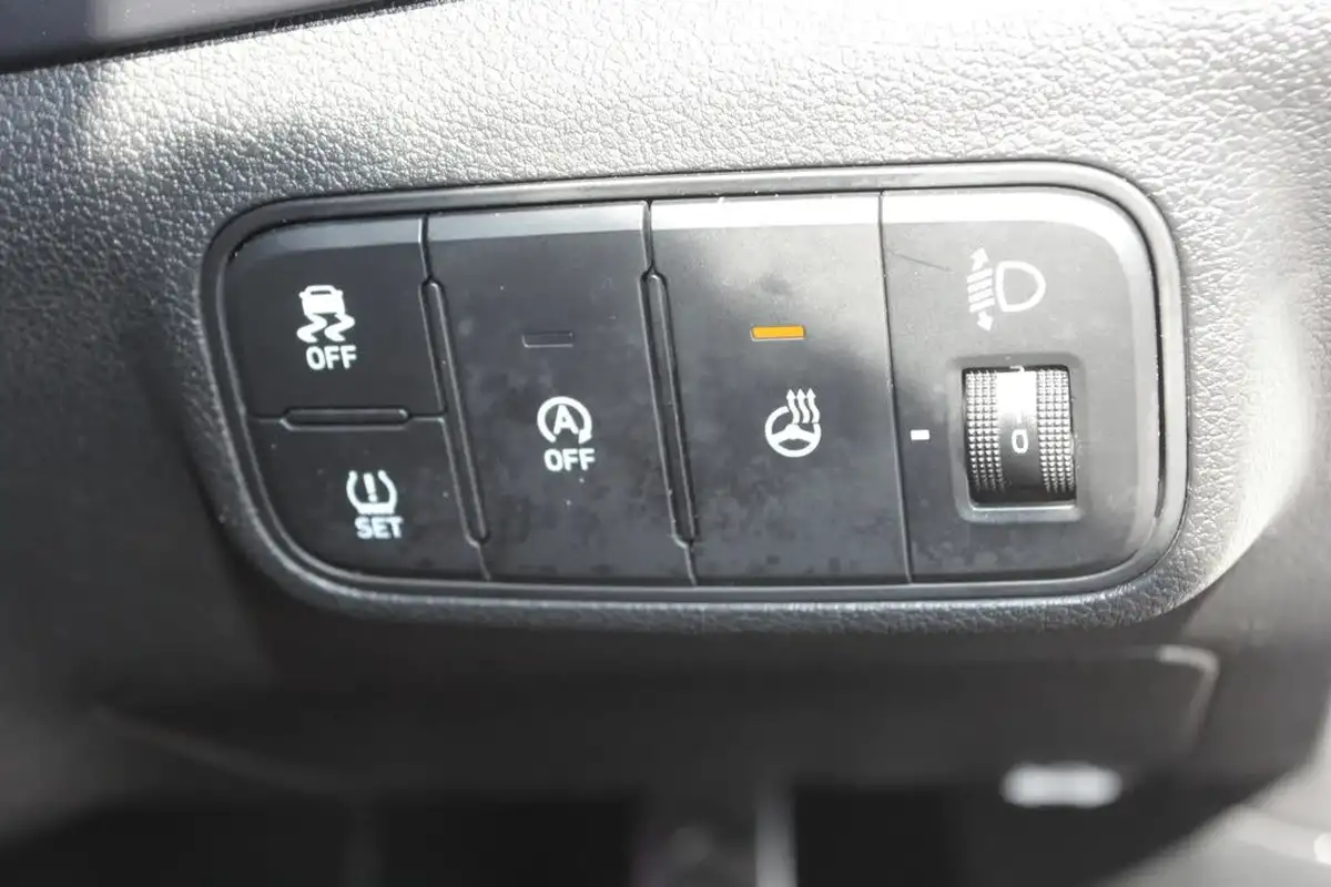 2024-hyundai-bayon-10-t-gdi-premium-100ps-two-tone-roof-big-25