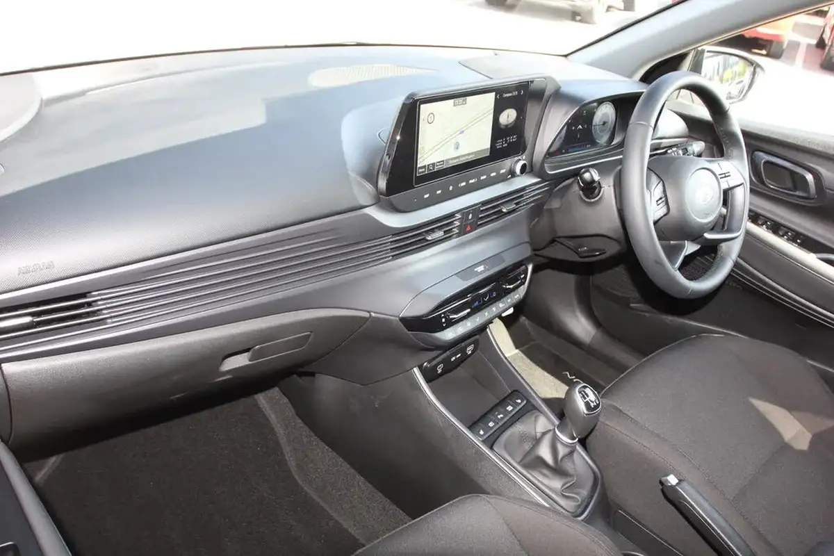 2024-hyundai-bayon-10-t-gdi-premium-100ps-two-tone-roof-big-1