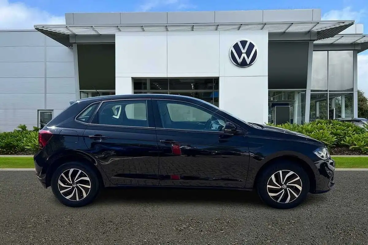 2023-volkswagen-polo-10-tsi-life-big-3