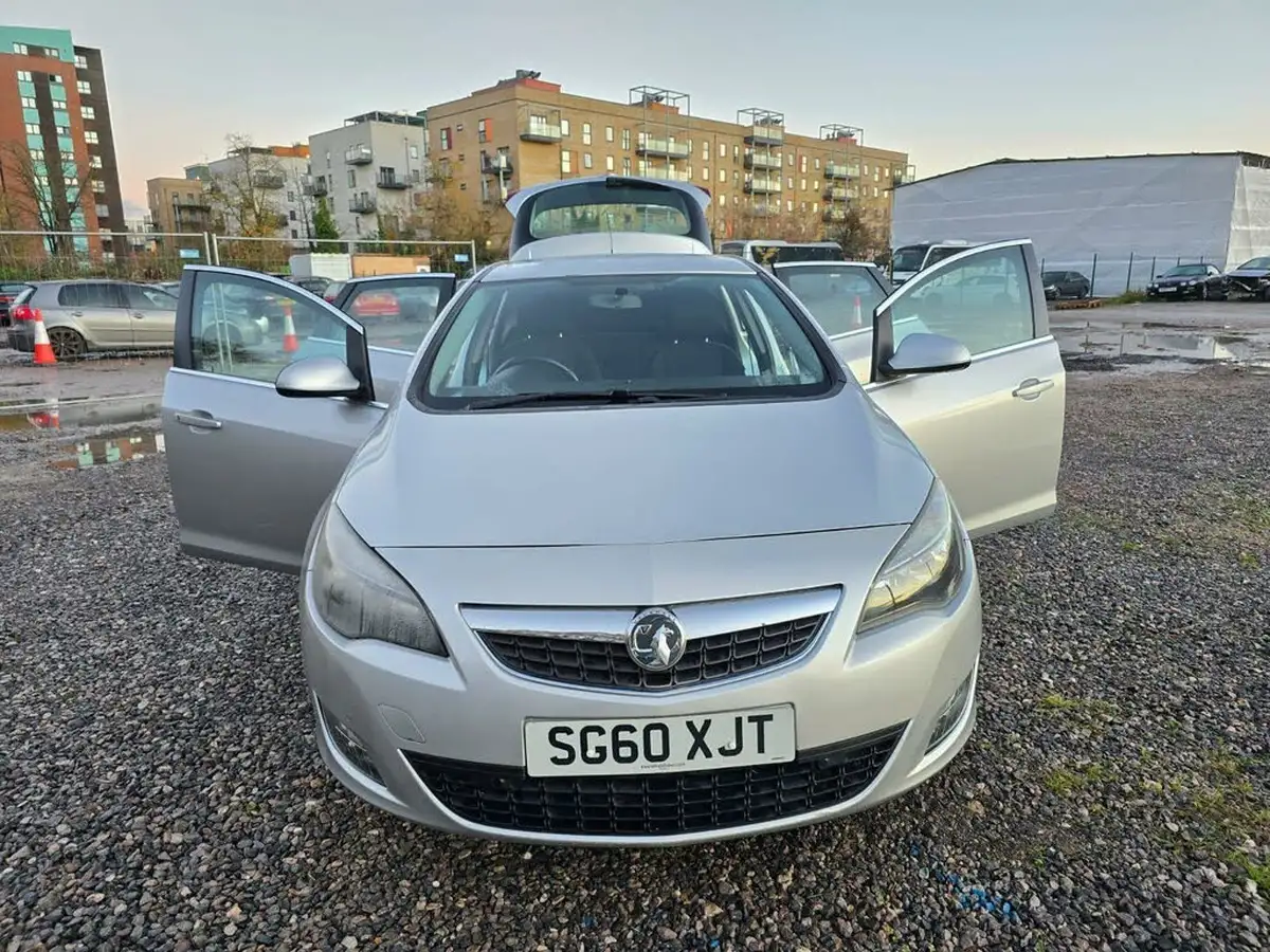 2010-vauxhall-astra-16-sri-16v-vvt-115ps-hatchback-5d-auto-big-5