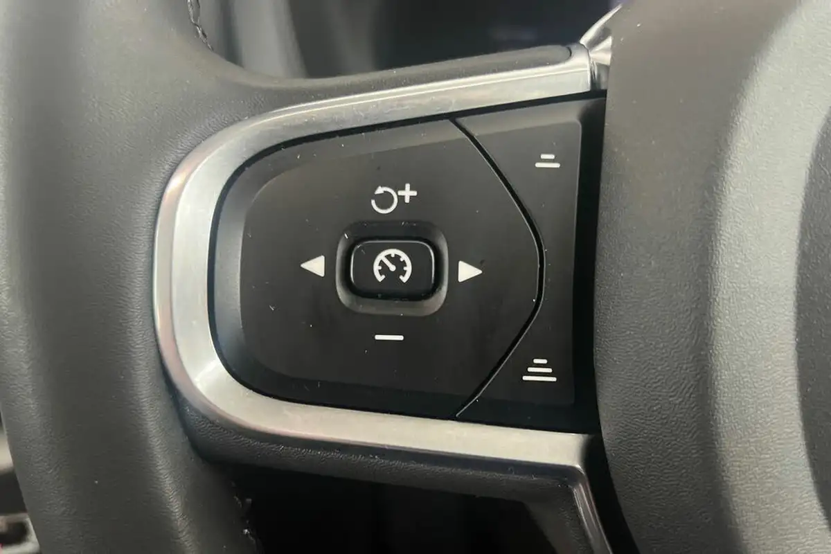 2022-volvo-xc60-20-b5-core-big-10